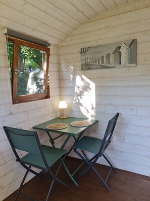 Dining - Wellness break in a caravan - Nordic sauna & cold bath, nature and calm (Locunolé)