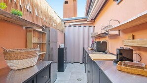 Jääkaappi, astianpesukone, keittoastiat/astiat/ruokailuvälineet