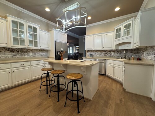 The Blue Heron Lakehouse! Superb 6-BR home Logan Martin Lake in charming Lincoln