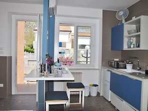 Refrigerador, microondas y utensilios de cocina 