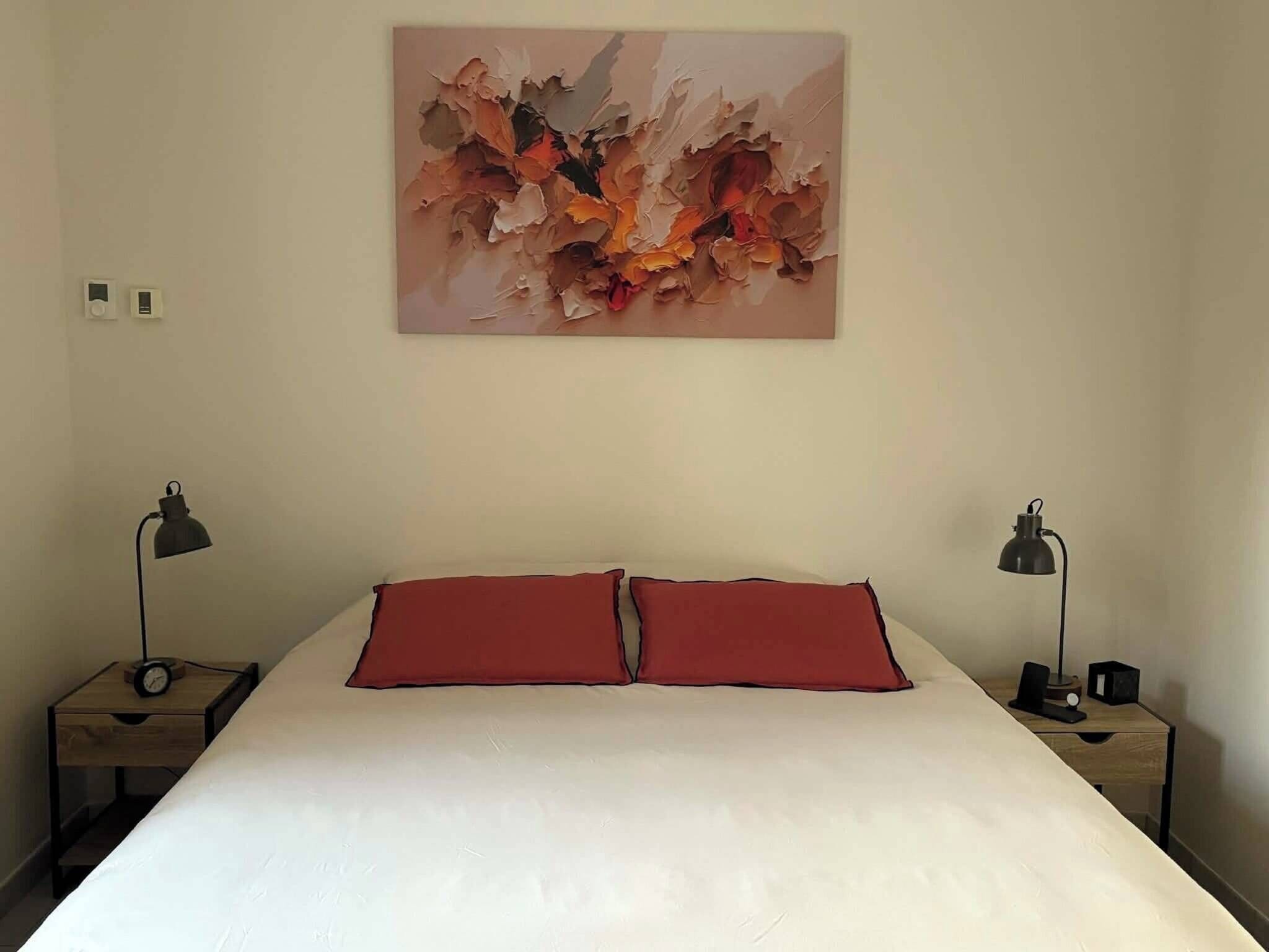 2 bedrooms, iron/ironing board, internet, bed sheets