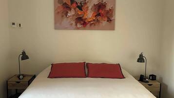 2 bedrooms, iron/ironing board, internet, bed sheets