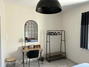 Fer et planche à repasser, accès Internet, draps fournis