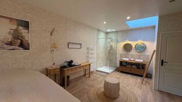 2 bedrooms, iron/ironing board, internet, bed sheets