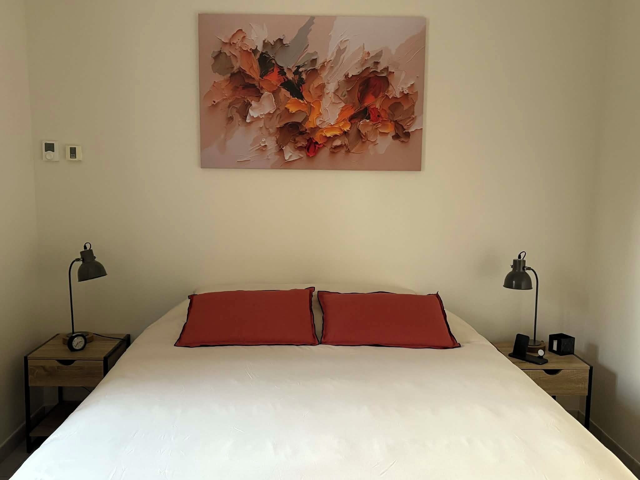 Een strijkplank/strijkijzer, internet, beddengoed