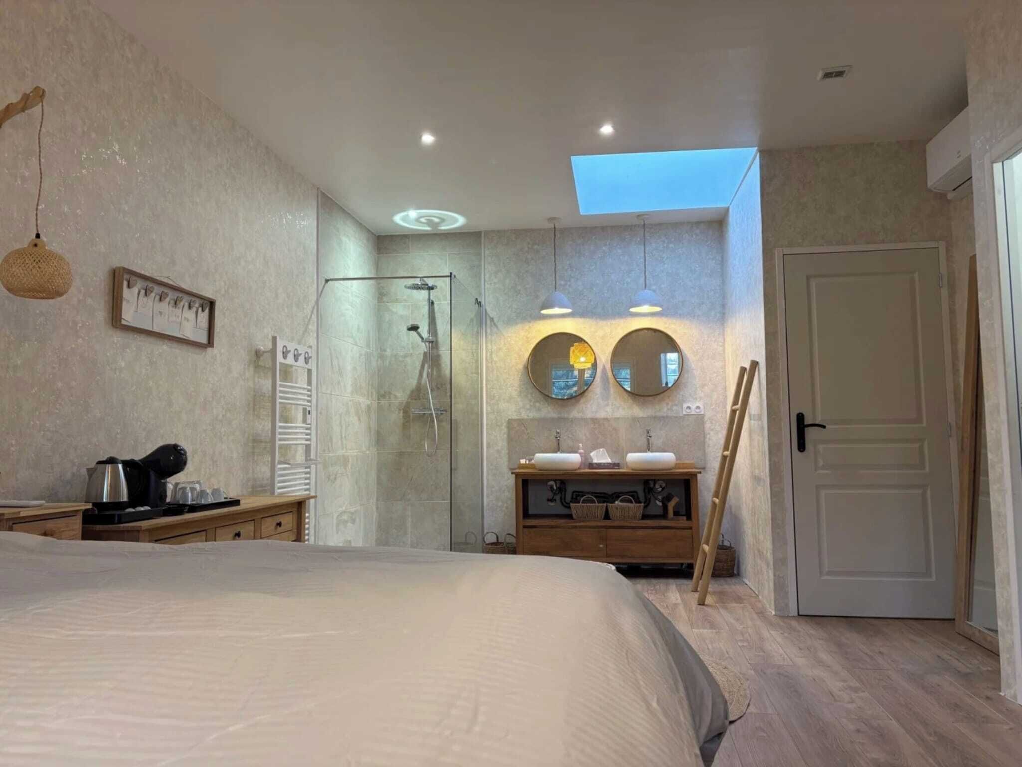 2 bedrooms, iron/ironing board, Internet, bed sheets