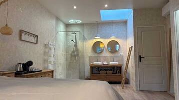 2 bedrooms, iron/ironing board, internet, bed sheets