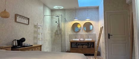 2 bedrooms, iron/ironing board, Internet, bed sheets