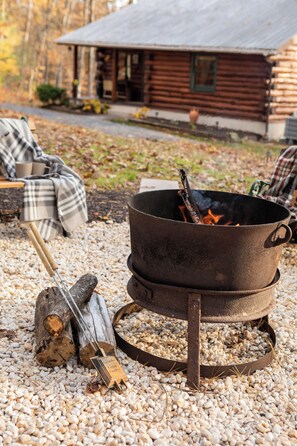 Property grounds - Serene 3-bedroom cabin with heat and AC in charming Warfordsburg, PA (Warfordsburg)