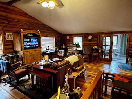 Smart TV, books, stereo. Serene 3-bedroom cabin with heat and AC in charming Warfordsburg, PA
