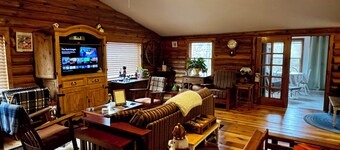 Serene 3-bedroom cabin with heat and AC in charming Warfordsburg, PA