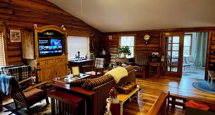 Serene 3-bedroom cabin with heat and AC in charming Warfordsburg, PA