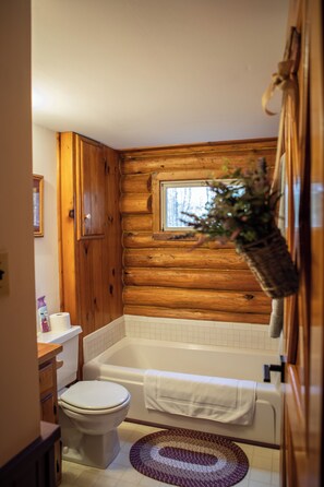 Ducha, secador de pelo, toallas, jabón