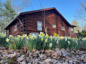 Exterior detail - Serene 3-bedroom cabin with heat and AC in charming Warfordsburg, PA (Warfordsburg)