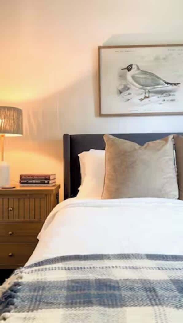 2 slaapkamers, een bureau, een strijkplank/strijkijzer, reisbedje