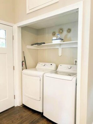 Interior - Cozy Raleigh Retreat with Fire Pit (Raleigh)