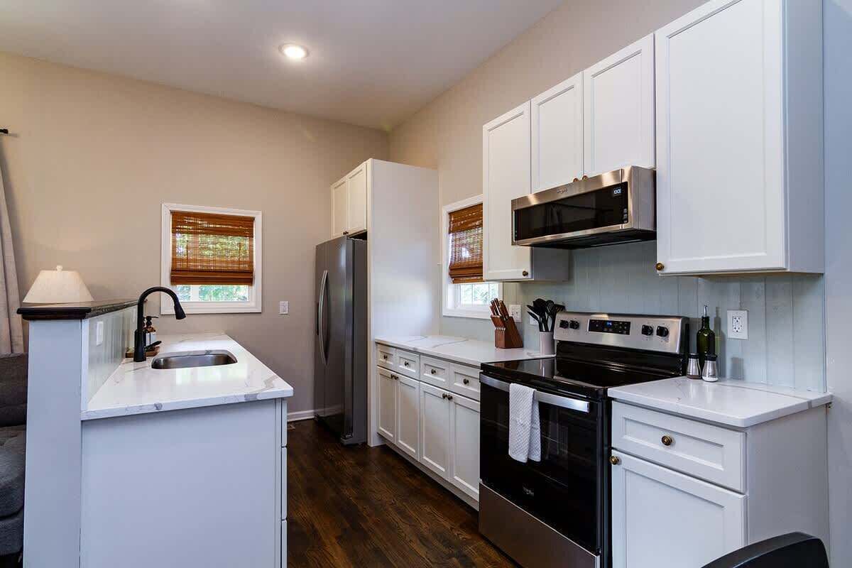 Coffee/tea maker, fridge, microwave, oven