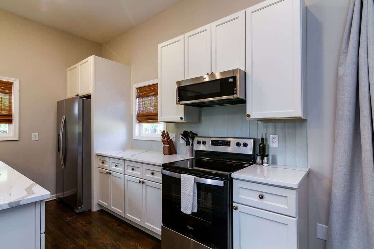 Coffee/tea maker, fridge, microwave, oven