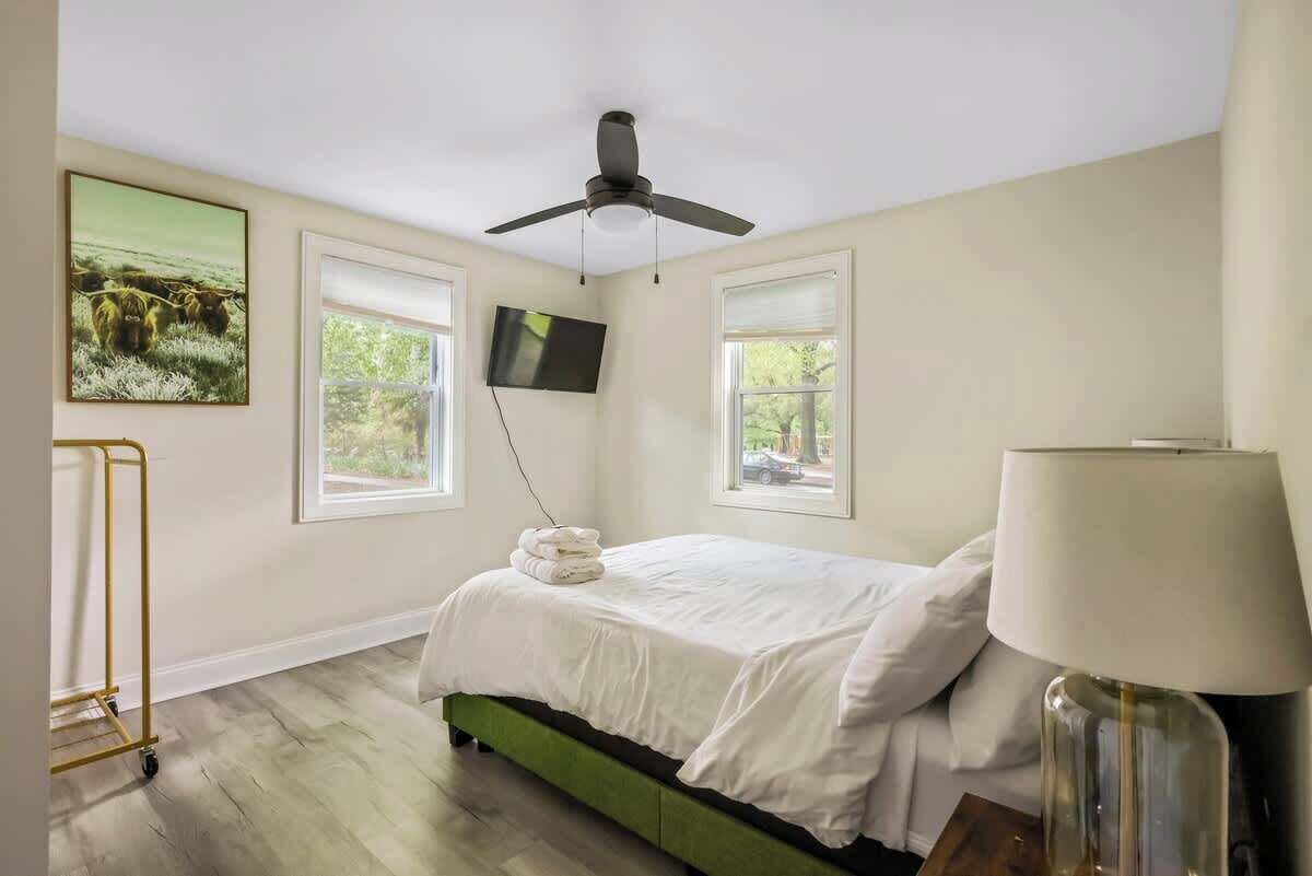 2 bedrooms, desk, iron/ironing board, WiFi
