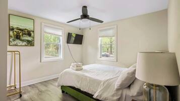 2 bedrooms, desk, iron/ironing board, WiFi