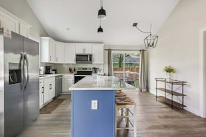 Coffee/tea maker, fridge, microwave, oven - Pet Friendly Family Home Steps to Raleigh Greenway (Raleigh)