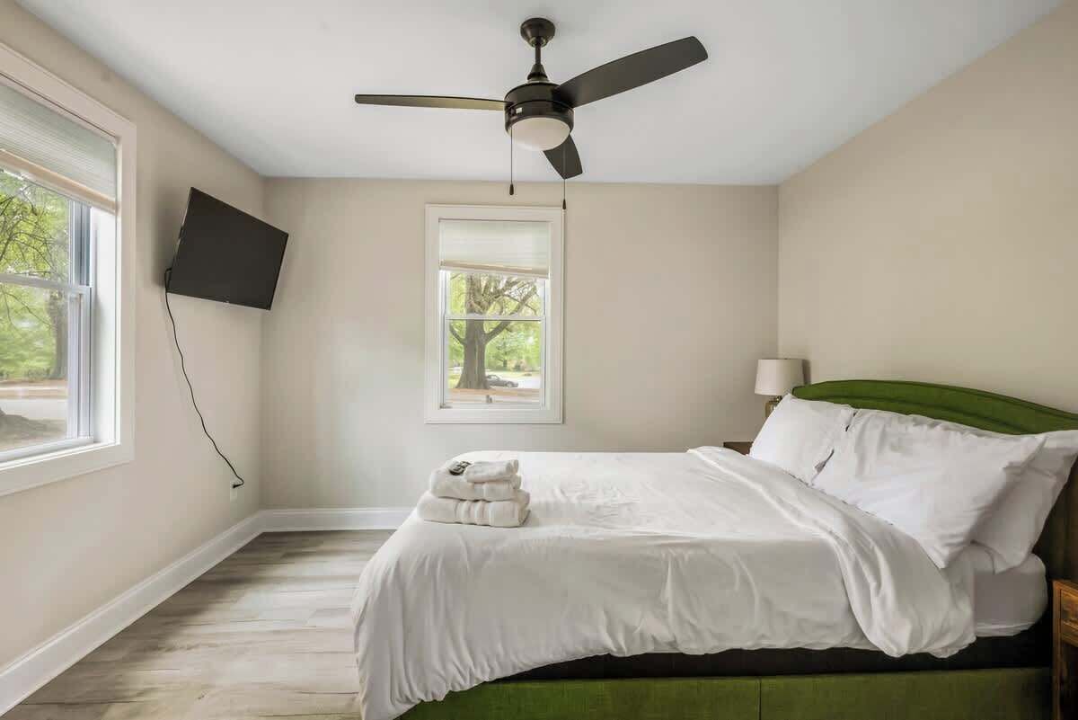 2 bedrooms, desk, iron/ironing board, WiFi