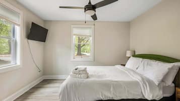 2 bedrooms, desk, iron/ironing board, WiFi