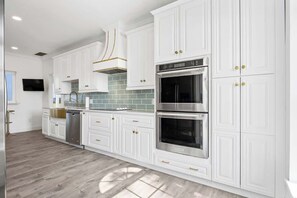 冷蔵庫、電子レンジ、オーブン、コンロ