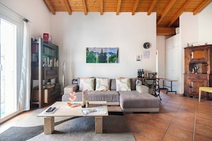 Apartament, 1 dormitori, fumadors, piscina privada | Sala d'estar | Llibres