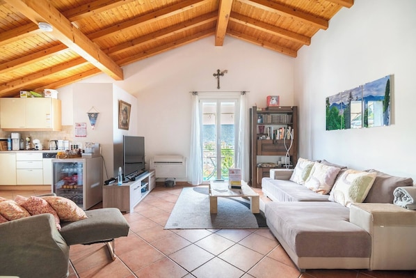 Apartament, 1 dormitori, fumadors, piscina privada | Sala d'estar | Llibres