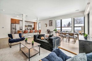 Televisión y oficina 