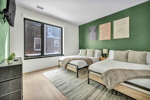 Desk, iron/ironing board, WiFi - CWRU & Little Italy | KingBed,Gym,Parking,W/D (Cleveland)