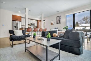 TV, offices - CWRU & Little Italy | KingBed,Gym,Parking,W/D (Cleveland)