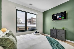 Escritorio, tabla de planchar con plancha y wifi 