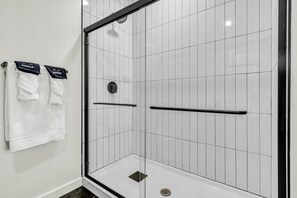 Shower, hair dryer, towels - CWRU & Little Italy | KingBed,Gym,Parking,W/D (Cleveland)