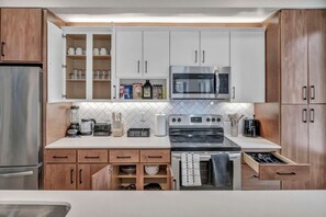 Private kitchen - CWRU & Little Italy | KingBed,Gym,Parking,W/D (Cleveland)