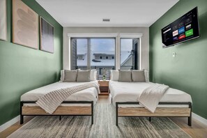 Desk, iron/ironing board, WiFi - Walk to CWRU w KingBed, Balcony, Gym, Parking, WD (Cleveland)