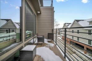 Terrace/patio - Walk to CWRU w KingBed, Balcony, Gym, Parking, WD (Cleveland)