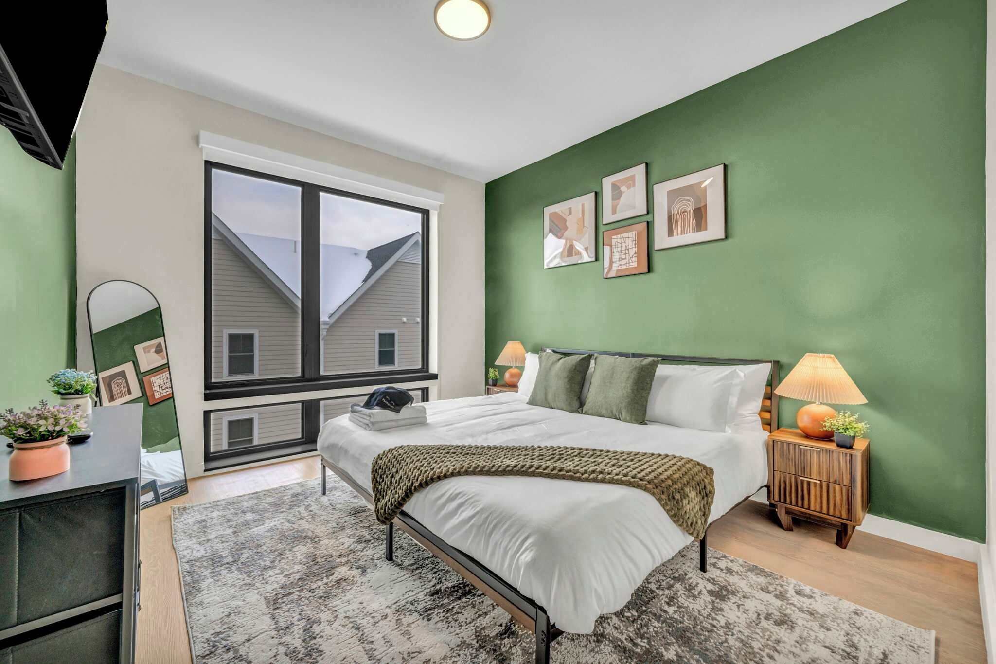 2 bedrooms, desk, iron/ironing board, WiFi