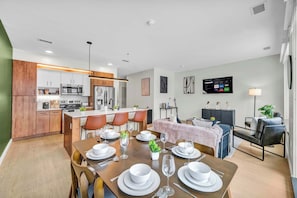 Interior - Cleveland Clinic w KingBed,Balcony,Gym,Parking,WD (Cleveland)