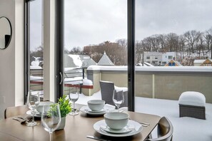 Dining - Cleveland Clinic w KingBed,Balcony,Gym,Parking,WD (Cleveland)