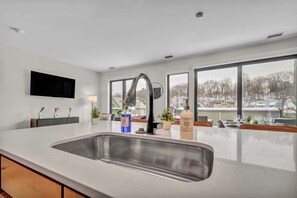 Interior - Cleveland Clinic w KingBed,Balcony,Gym,Parking,WD (Cleveland)