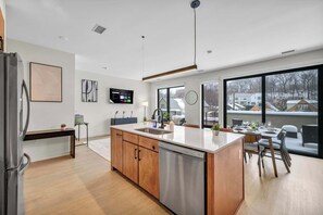 Fridge, microwave, oven, stovetop - Cleveland Clinic w KingBed,Balcony,Gym,Parking,WD (Cleveland)