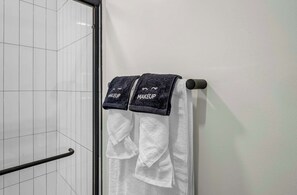 Douche, sèche-cheveux, serviettes fournies
