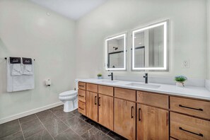 Bathroom - Little Italy & CWRU w/ King Bed, Gym, Parking, WD (Cleveland)