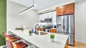 Coffee/tea maker, fridge, microwave, oven - Little Italy & CWRU w King BedGymParkingWD (Cleveland)