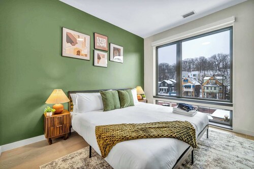 Little Italy & CWRU w/ King Bed, Gym, Parking, WD