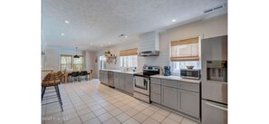 Microwave, oven, stovetop, dishwasher - Spacious 4-bedroom house in serene Wilmington with pool (Wilmington)