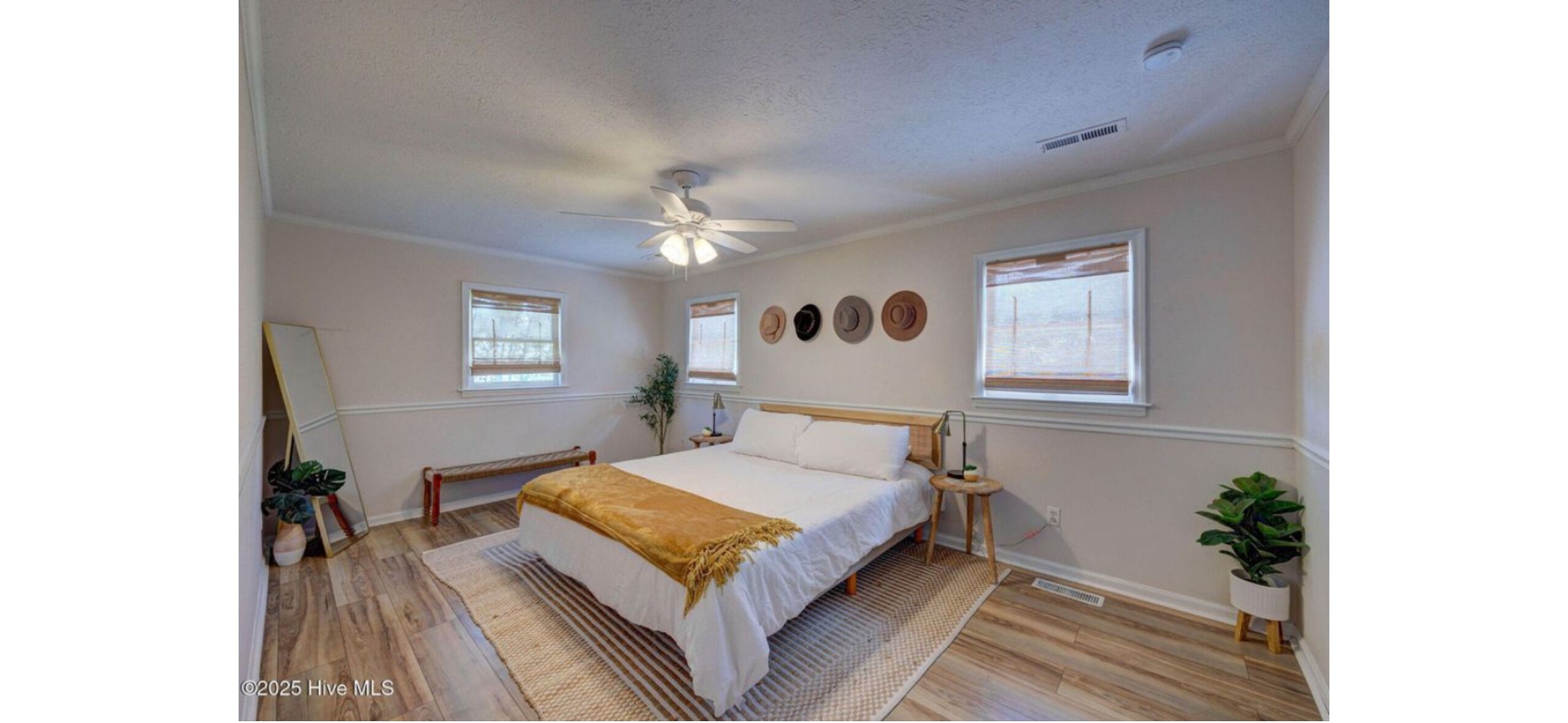 4 bedrooms, desk, iron/ironing board, WiFi