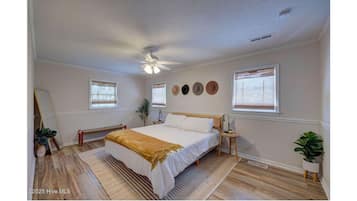 4 bedrooms, desk, iron/ironing board, WiFi